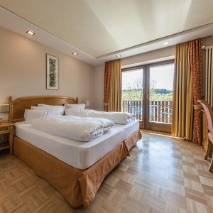Kleines Zimmer mit Kingsize-Bett